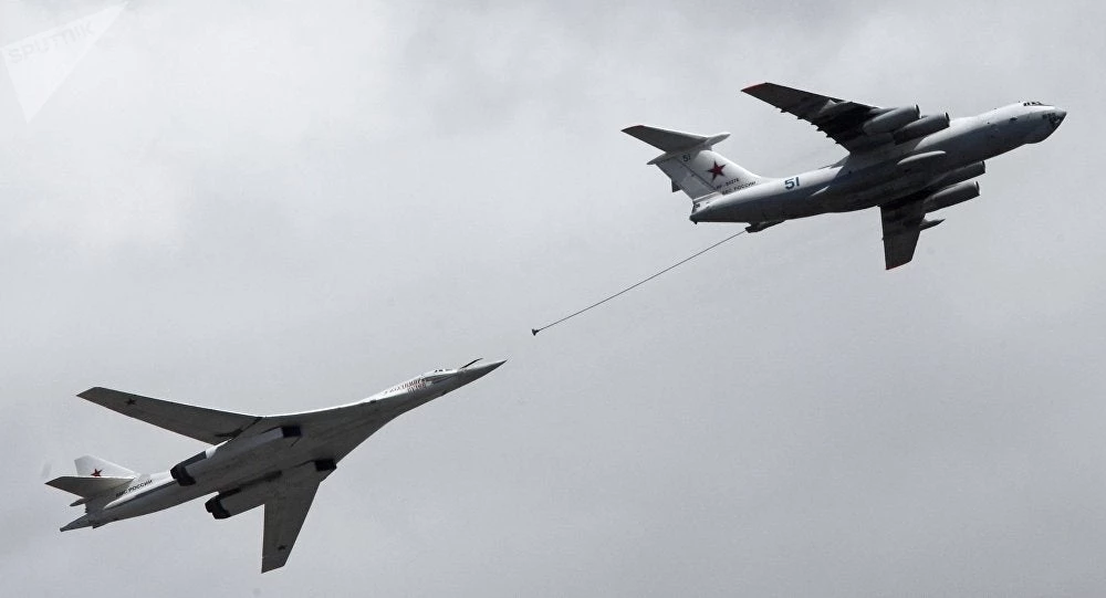 Καρέ-καρέ ο εναέριος ανεφοδιασμός ενός βομβαρδιστικού Tu-160 – Βίντεο